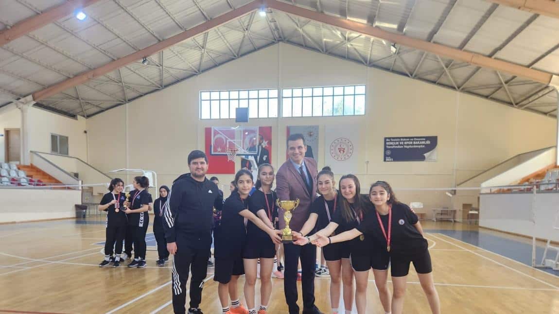Fethi Gemuhluoğlu Ortaokulu'nda açtığımız Badminton kursumuzda yer alan Yıldız Kız Badminton Takımı İstanbul 1.'si olmuştur.